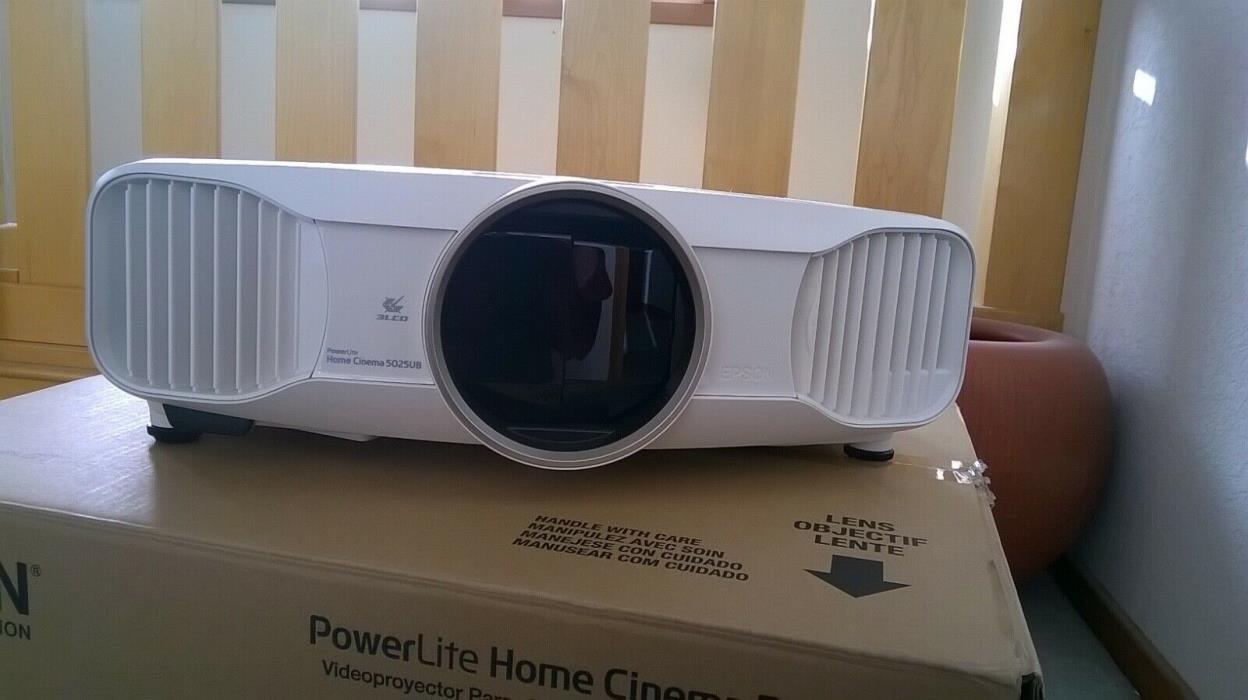 Epson 5025 / 5030ub Projector with Replacement Bulb and 3D glasses.