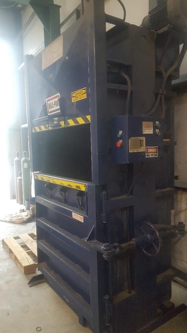 MAX-PAK VERTICAL BALER 3 phase 208volts Cardboard and Plastic