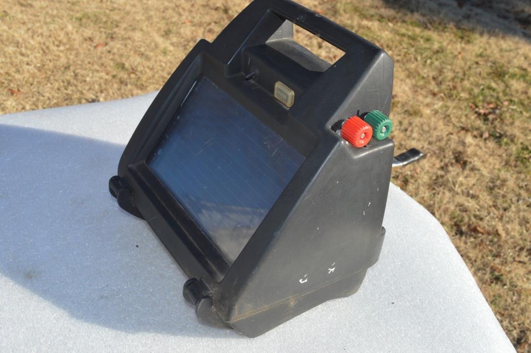 Gallagher S17 G3444-4 PORTABLE SOLAR Fence Energizer, 10 MILES 30 ACRES