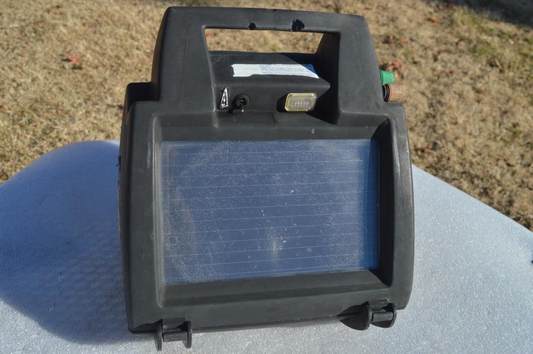 Gallagher S17 G344404 PORTABLE SOLAR Fence Energizer, 10 MILES 30 ACRES