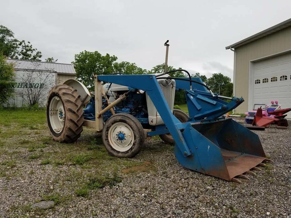 1956 FORD 800 TRACTOR, w/BUCKET LOADER, GASOLINE ENGINE RUNS GREAT