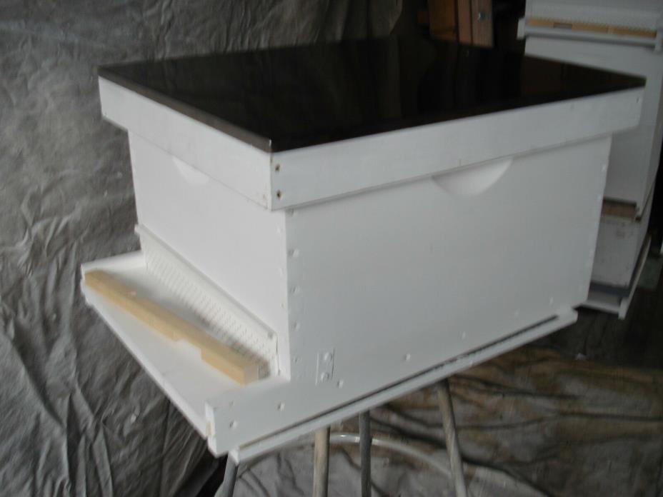10 Frame Langstroth Bee Hive w/Frames & Foundation.