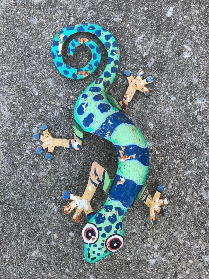GARDEN ART Folk Design Painted Metal Sculpture Gecko Lizard