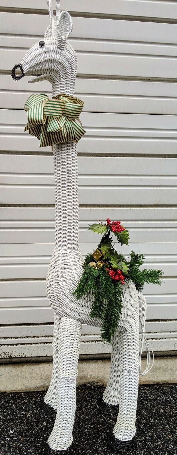 White Wicker Giraffe Plant Stand named 'one-eyed Gerry! °•? VINTAGE ?•°