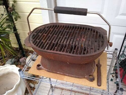 VINTAGE CAST IRON HIBACHI CHARCOAL GRILL Good Condition.