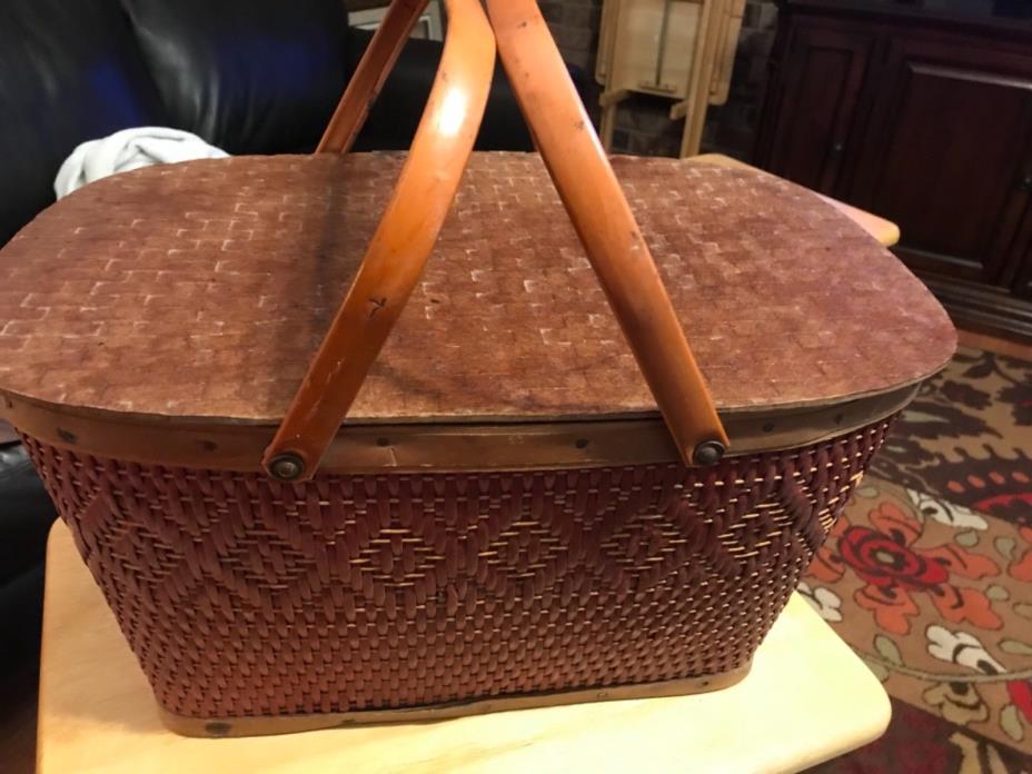 VINTAGE LARGE PICNIC BASKET  MADE BY QUALITY RED MAN BASKETS MADE IN U.S.A.