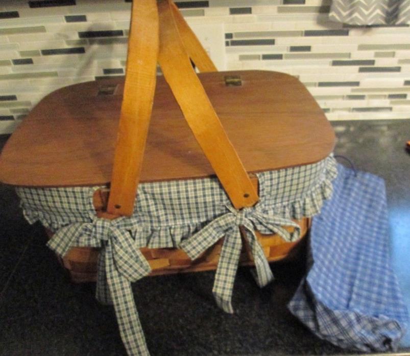VTG Wicker Woven Picnic Basket W BLUE PLAID CLOTH  LINING 17