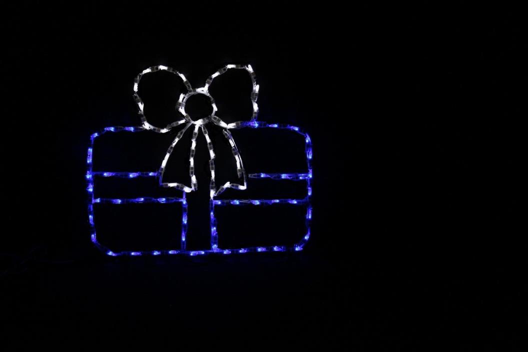 Single Gift White Ribbon/Blue Box LED lighted metal wire frame outdoor display