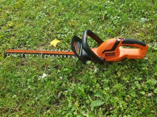 BLACK & DECKER 20v LHT2220 CORDLESS HEDEGE TRIMMER - BARE TOOL ONLY