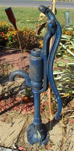 Well Water Pump Cast Iron Cistern Pitcher Windmill Garden Rust Farm Vintage bs