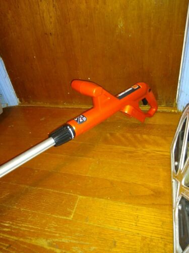 Black & and Decker NST2118 18v Volt Cordless String Trimmer Weed Eater Very Nice