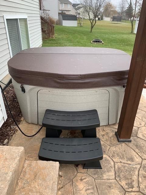 VERY LIGHTLY USED - Fantasy Spas - Plug and Play Drift 4 Person Spa