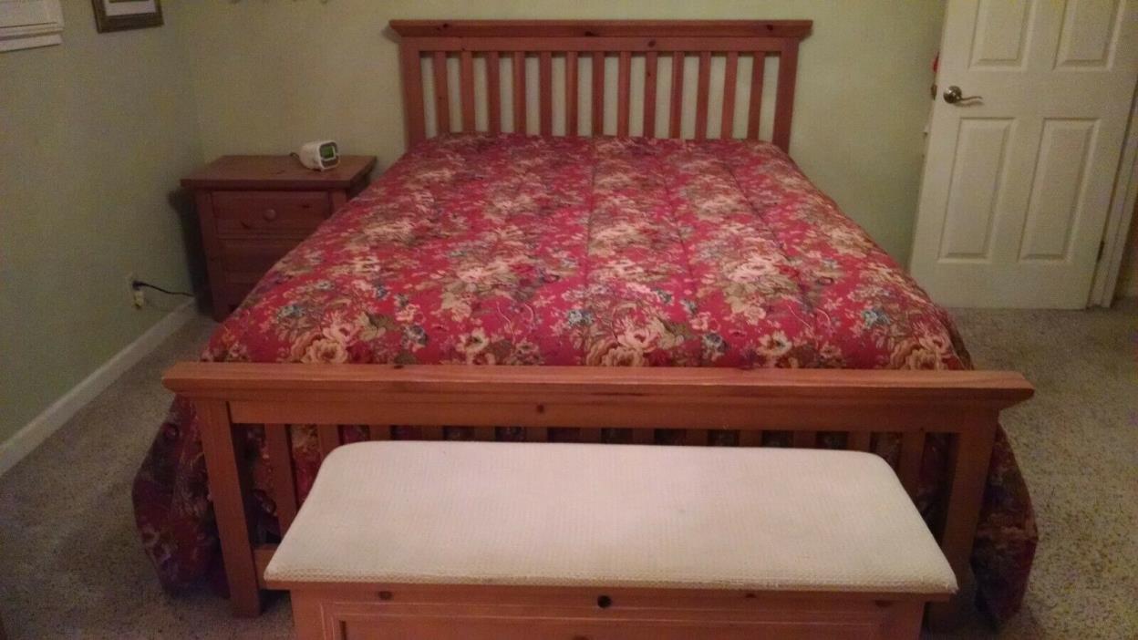 5 pc Broyhill solid pine bedroom set w queen bed 2 dressers nightstand