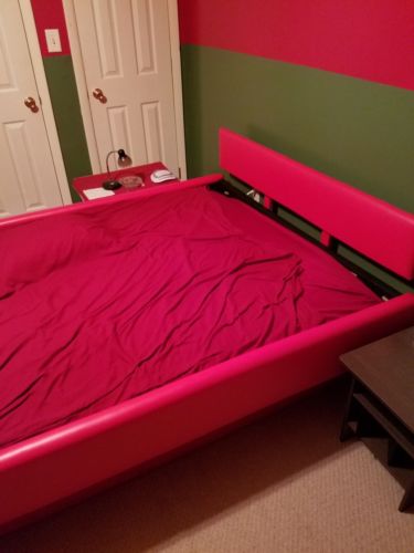 Queen size waterbed