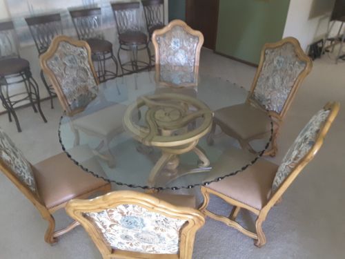 Exquisite LORTS Dinning Room Set. Twisted table base. 72
