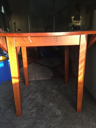 Dining Dinette Table 42””round With Drop Leafs. 26”x42” When Both Leafs Are Drop