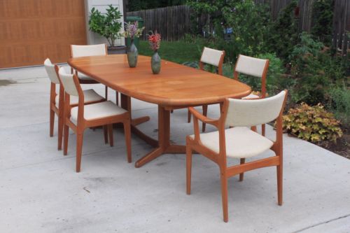 VINTAGE / SCANDINAVIAN WOODWORKING TABLE SET FOR 6 PEOPLE