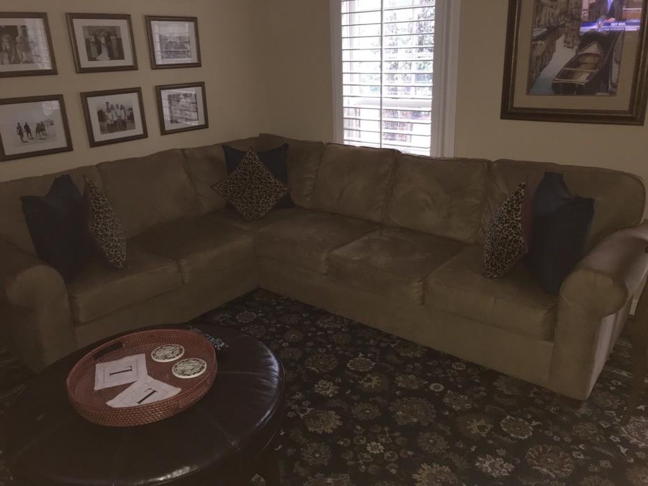 Haverty's Sectional Sofa - Camel
