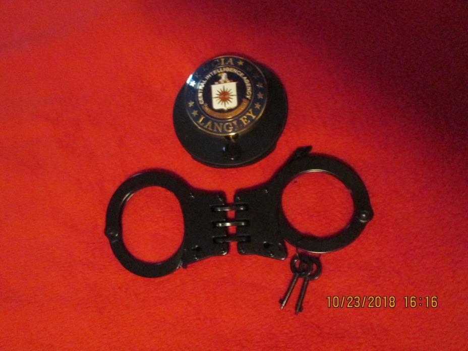 CIA Badge & Black hand cuffs NEW with 2 keys