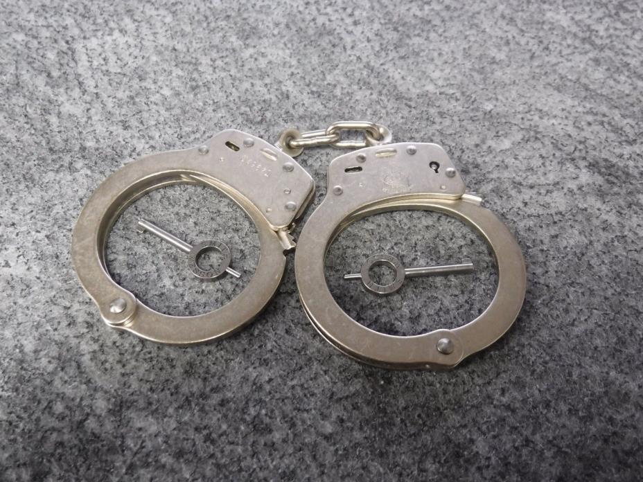 Smith & Wesson M100 Chain Hand Cuffs M100-1 with 2 Keys