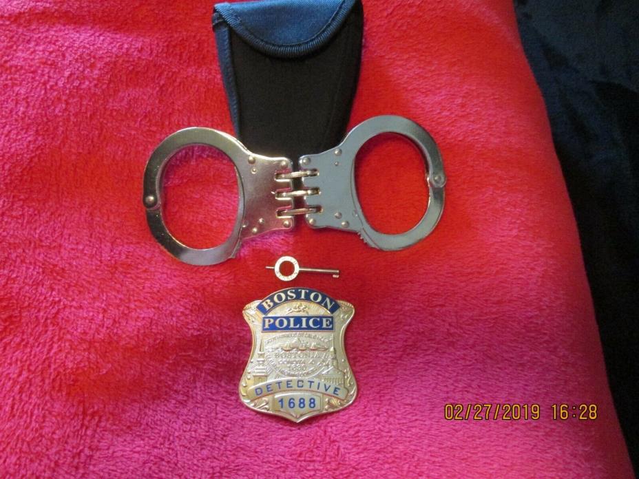 Prop P.D. BOSTON Badge & Hand cuffs Heavy Duty with key and case