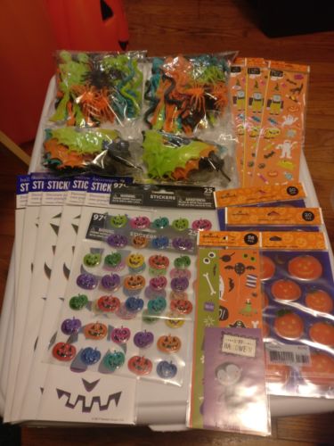 HALLOWEEN MIXED LOT PARTY PACK TREAT BAGS-STICKS-PLASTIC TOYS KIDS-- 23 ITEMS