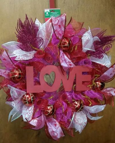 Valentine's Day Wreath/ front door/ red/ white/ pink