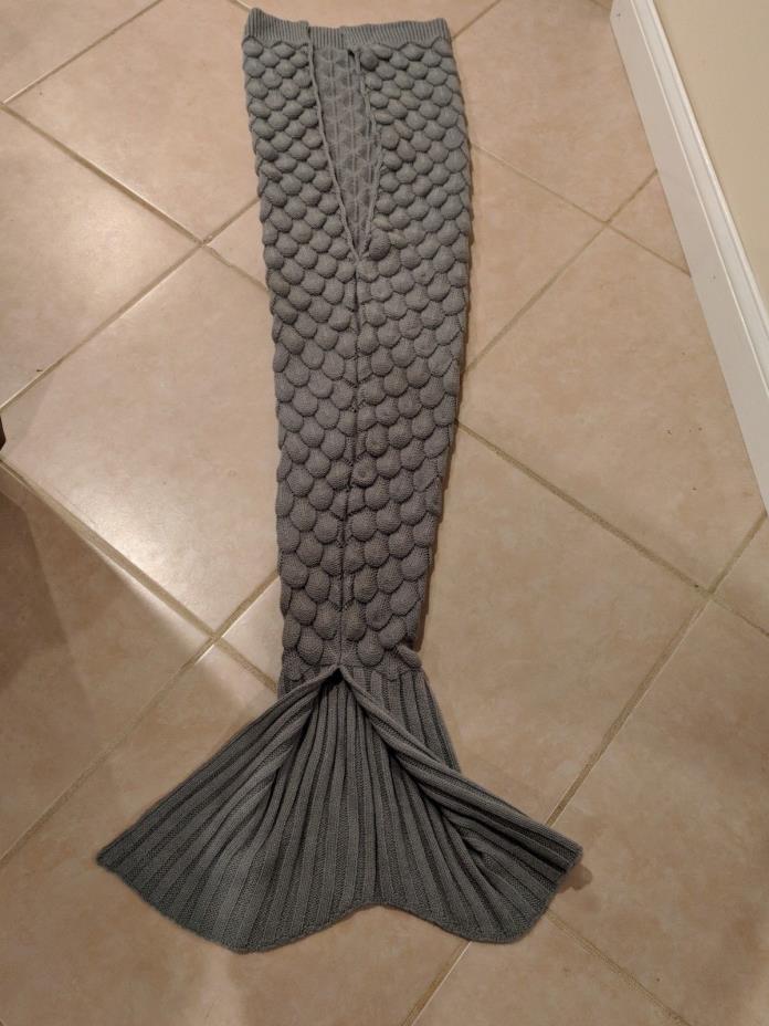 Kensie Home crochet Mermaid Blanket - Gray