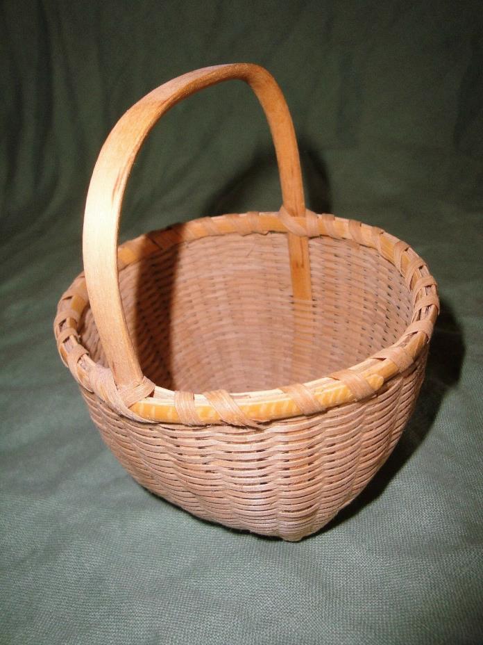 (2738) 1 small Homemade basket signed M 6x5x5