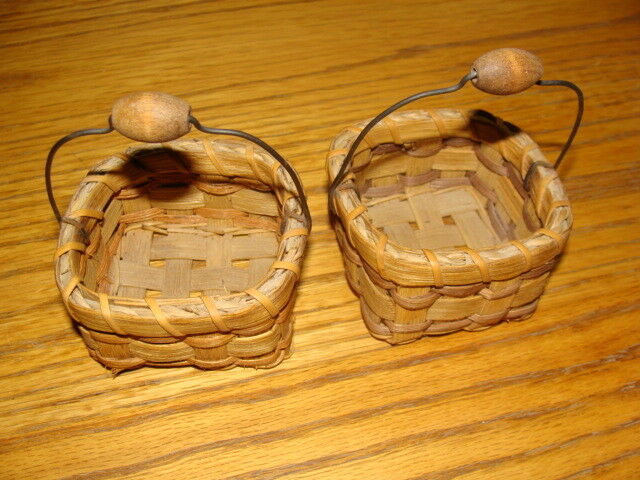 TWO MATCHING SMALL THATCHED BASKETS WITH HANDLES