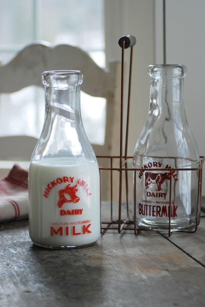 Country Farm Vintage Style Reproduction Glass Milk Bottles & Metal Wire Carrier