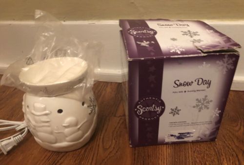 SCENTSY WARMER Snow Day Plug In NEW