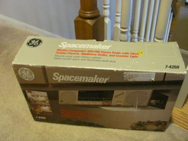 General Electric GE Spacemaker Kitchen Companion AM/FM Radio Clock Light 7-4250