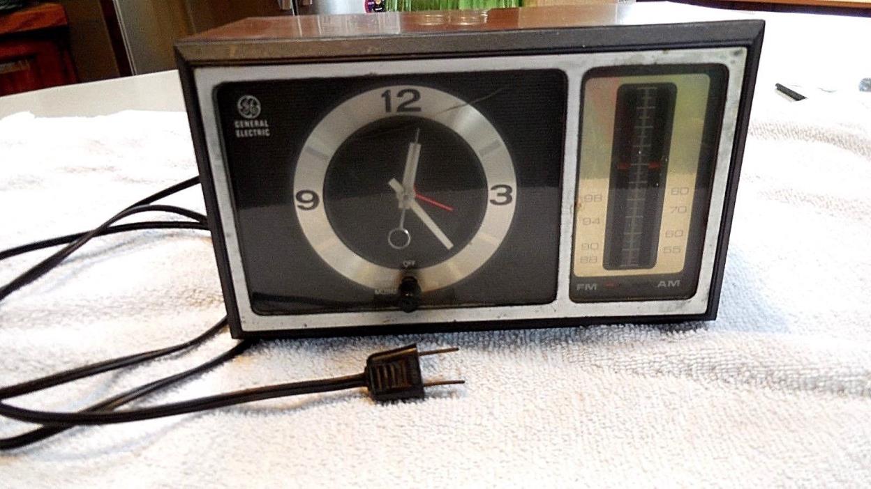 Vintage General Electric am/fm Alarm Clock Radio model 7-4501C Works