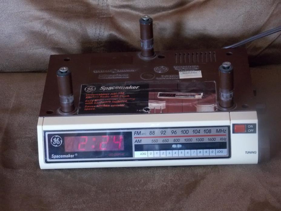 Vintage GE Spacemaker Model 7-4212A Digital Clock Radio Under Cabinet
