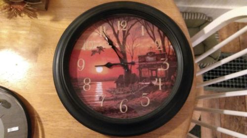 One large Black Round Duck Hunting Lodge Wall Clock. Works Great. Quartz