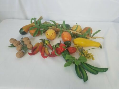 VINTAGE DECORATIVE PLASTIC VEGETABLES ON A ROPE KITCHEN DECOR WALL HANGING