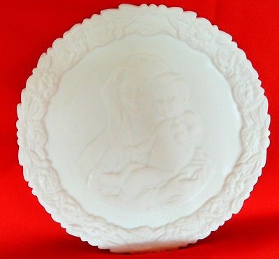 Mother's Day White Collector Plate Mother and Child Series # 2 1972 Fenton