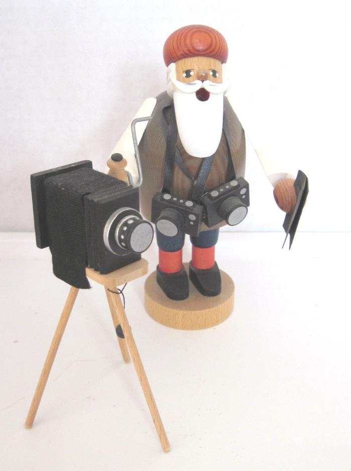 PHOTOGRAPHER & CAMERA GERMAN SMOKER