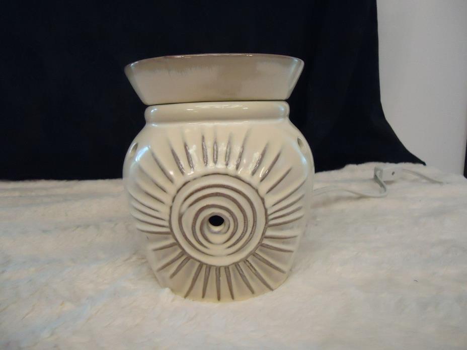 SCENTSY ELECTRIC WAX WARMER WITH SWIRL DESIGN MODEL DSW-SOCO
