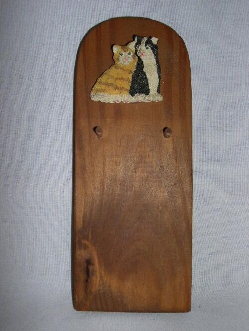2-KEY WOODEN  HOLDER WITH CAT FIGURINE