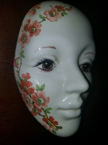 Mardi Gras Porcelaine Mask  Wall Hanging. Flower design.  Great condition.