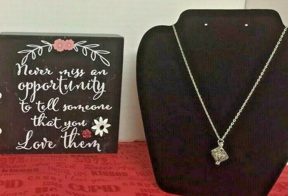 Home Accents Heart Love Wall Plaque Gift Set With Necklace Set 2 Piece Valentine
