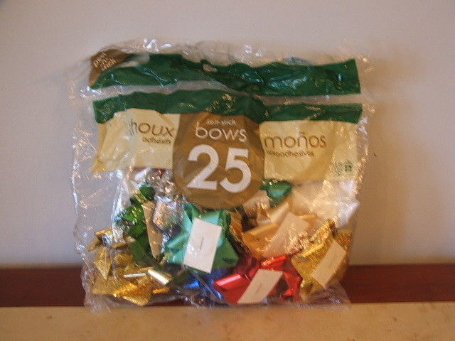 New in pkg 25 self stick christmas multi-purpose bows