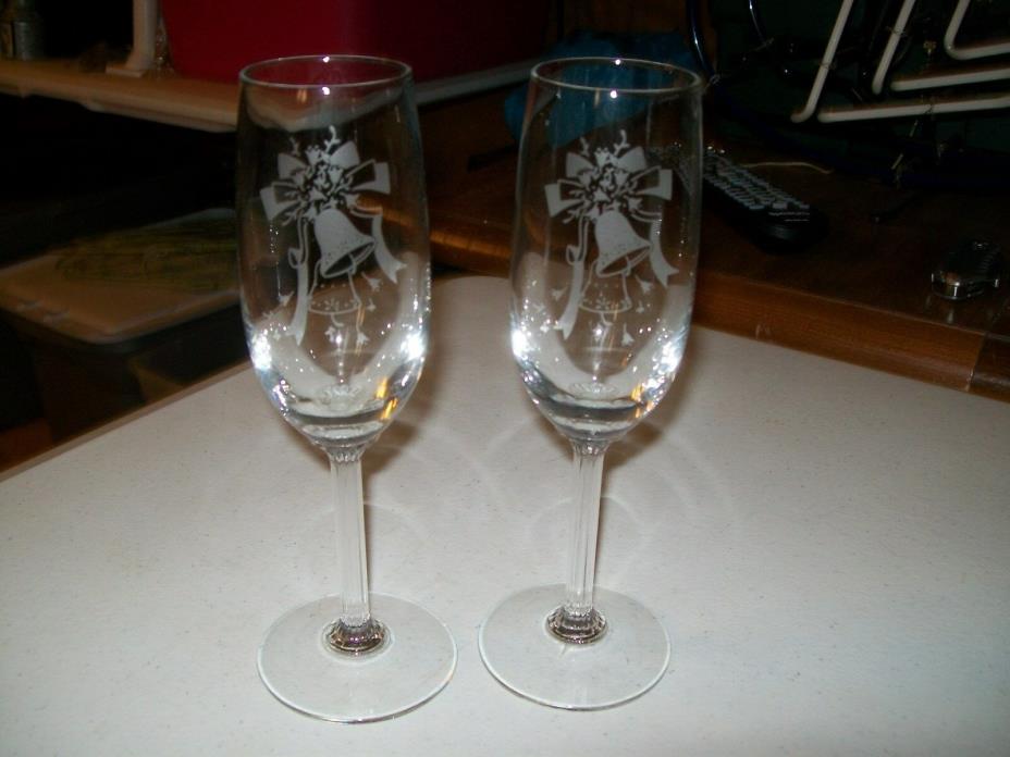 WEDDING CHAMPAGNE GLASSES / TOASTING GLASSES / ETCHED WEDDING BELLS