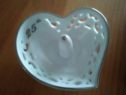 NIB Roman Inc. 25th Anniversary Pierced Porcelain Heart Shaped Ring Holder 4
