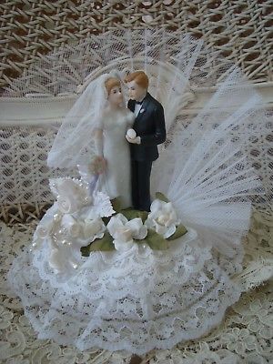 ELEGANT WEDDING CAKE TOPPER WITH PORCELAIN BRIDE & GROOM STATUE *BEAUTIFUL* NEW