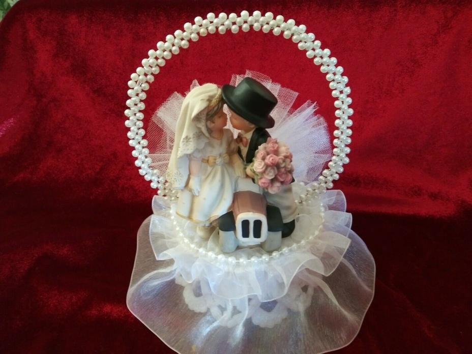 Fabulous Bride and Groom Wedding Cake Topper Nice used condition