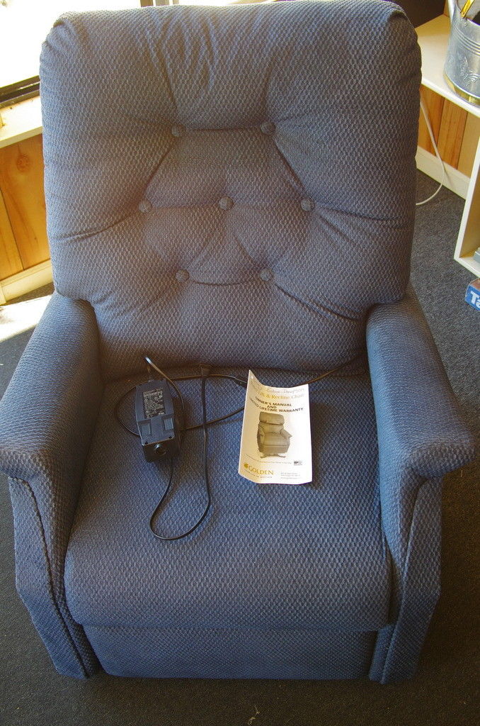 Golden Technologies PR-200 power lift and recline chair,lightly used.Blue