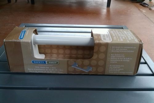 NEW.Safety First 9 in.Assist Bar. White. 300lb Capacity.#S1F509W -Brand NEW
